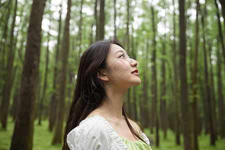 青春美女郊游背景图片