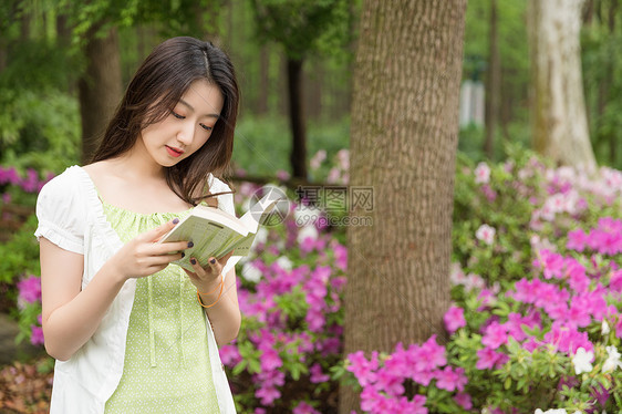 青春美女户外阅读图片