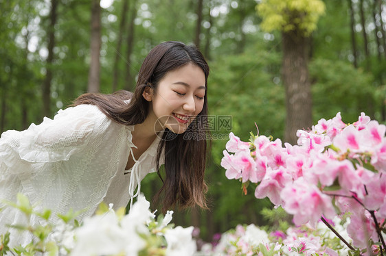 青春美女郊游图片