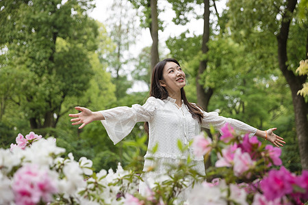 青春美女郊游图片