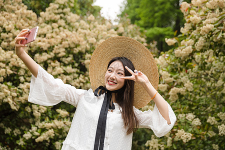 复古美女郊游自拍图片