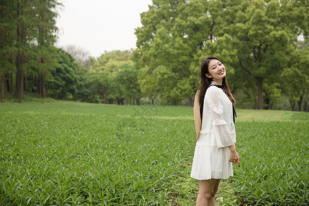 清新美女郊游图片