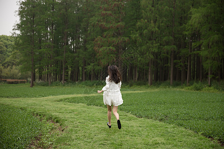 森系女孩清新美女郊游奔跑背影背景