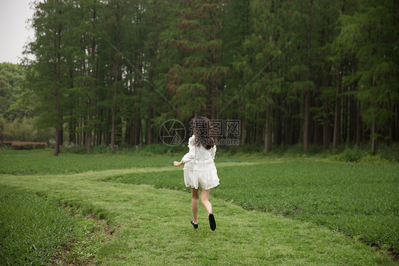 清新美女郊游奔跑背影图片