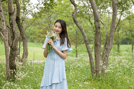 森系美女郊游背景图片