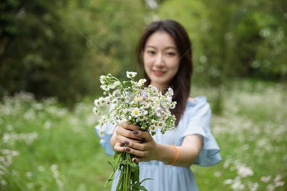 森系美女递花图片