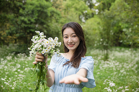 戴花女人森系美女郊游伸手背景