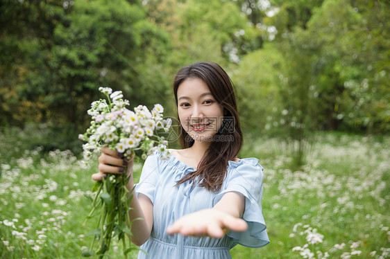 森系美女郊游伸手图片