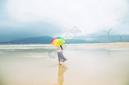 海边撑伞美女背影图片