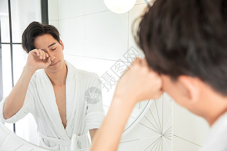 青年男性照镜子背景图片