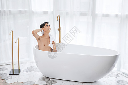 年轻男性泡澡高清图片