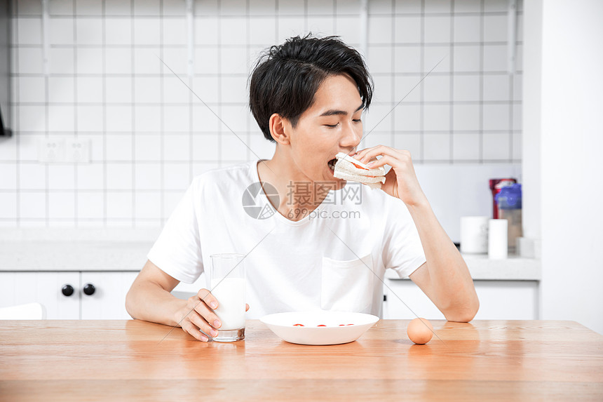 居家男青年吃早餐图片