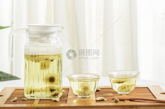 一大壶菊花茶和两盏花茶图片