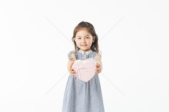 外国小女孩手拿礼盒图片
