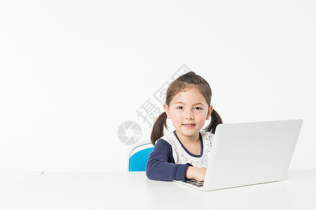 外国儿童电脑学习图片