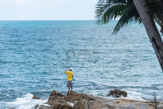 海岛钓鱼的人图片