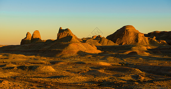 雅丹地貌的夕阳光影风景高清图片素材