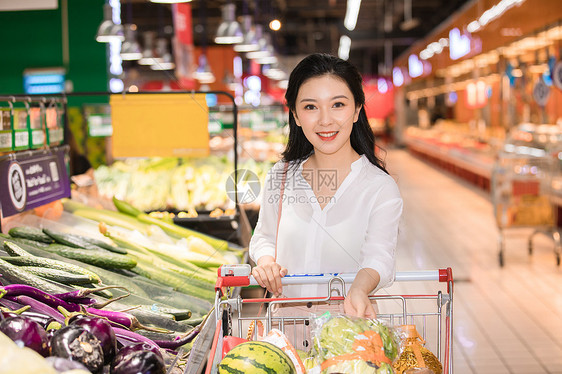 美女超市购物图片