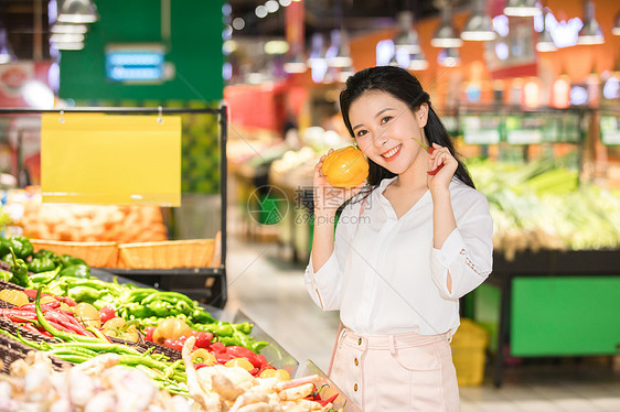 美女超市购物图片