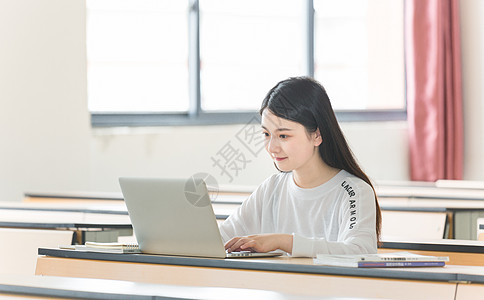 大学生夏令营校园小清新用电脑上网背景