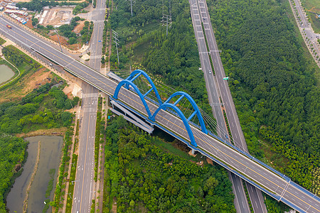 横跨高速公路的蓝色桥梁背景图片