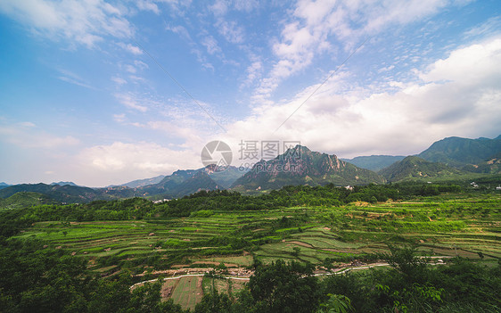 绩溪梯田与山脉图片