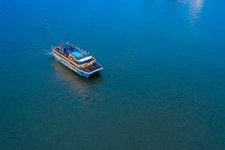 海上豪华游轮休闲旅游图片