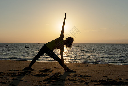 日出海边瑜伽剪影图片