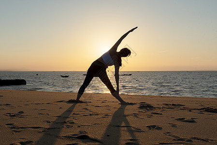 日出海边瑜伽剪影图片