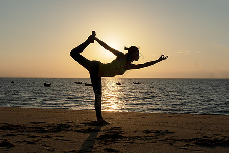 日出瑜伽日出海边瑜伽剪影背景