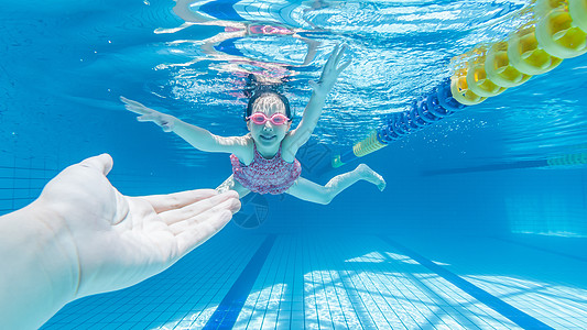 游泳池的女孩儿童水下游泳背景