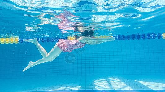 夏日海报儿童水下游泳背景