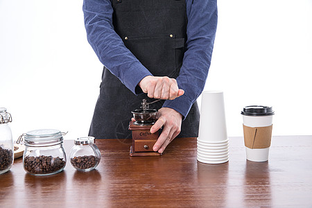 咖啡师研磨咖啡特写图片