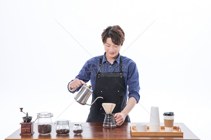 咖啡师冲泡咖啡图片