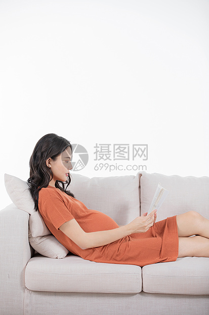 孕妇躺沙发上看书图片