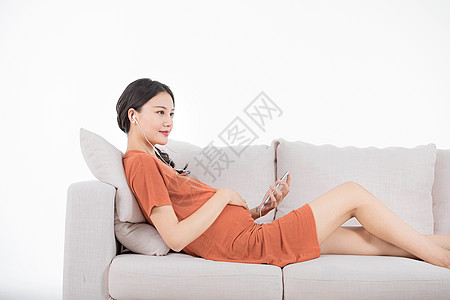 孕妇躺沙发上玩手机图片