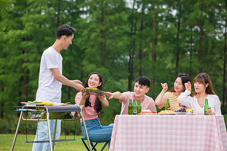 青年朋友聚会野餐烧烤高清图片