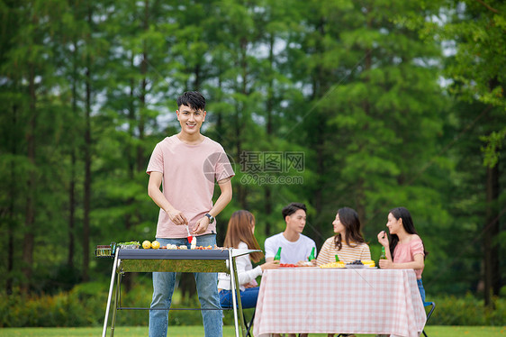 青年朋友聚会野餐烧烤图片