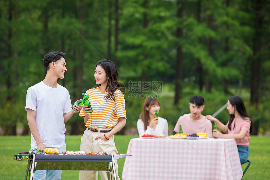 青年朋友聚会野餐烧烤图片