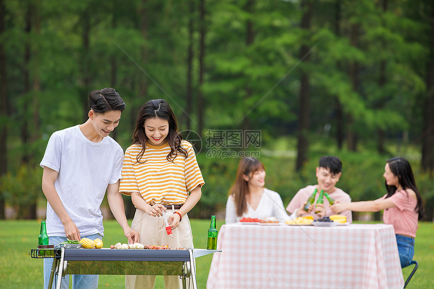 青年朋友聚会野餐烧烤图片