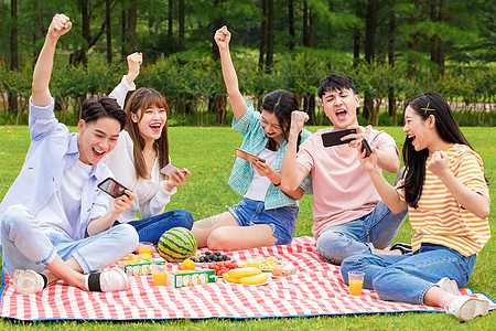大学生野餐玩手机游戏背景图片