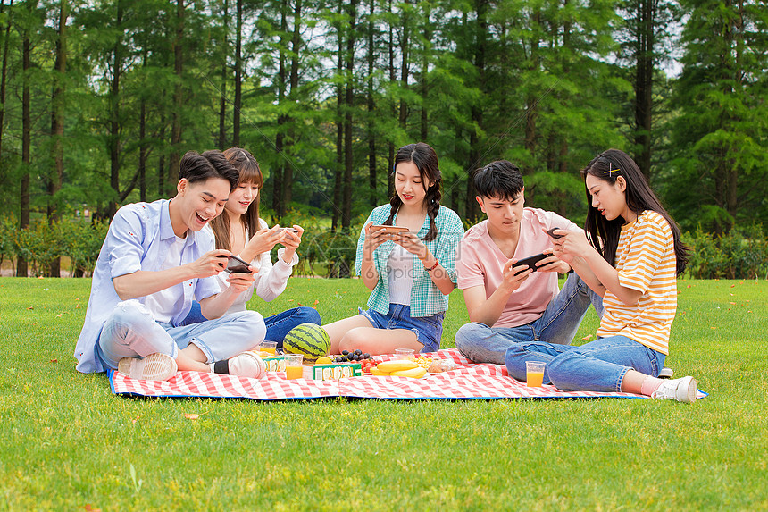 大学生野餐玩手机游戏图片