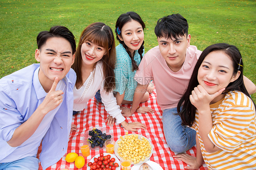 青年朋友聚会野餐图片