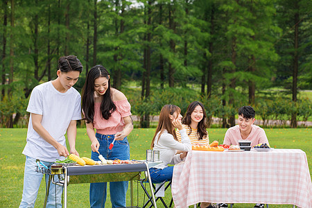 青年朋友聚会野餐烧烤图片