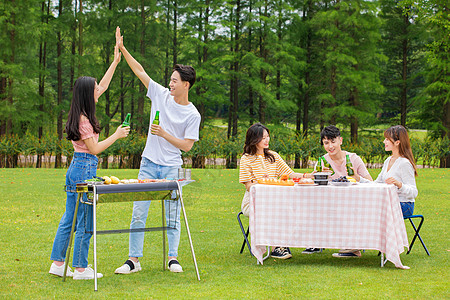 青年朋友聚会野餐烧烤图片