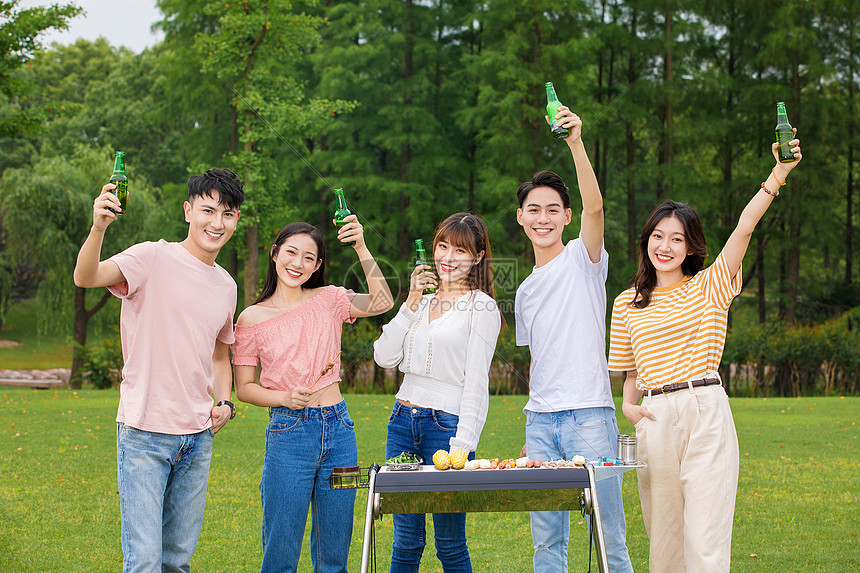 青年朋友聚会野餐烧烤图片