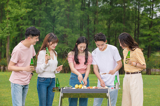 青年朋友聚会野餐烧烤图片