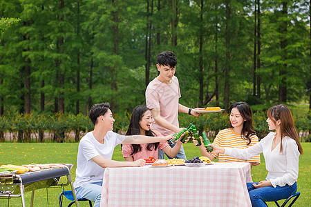 青年朋友野餐烧烤背景图片