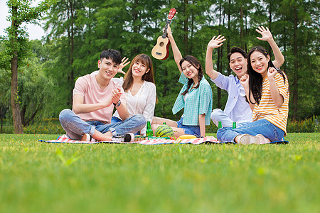 美女高清青年大学生户外野餐背景