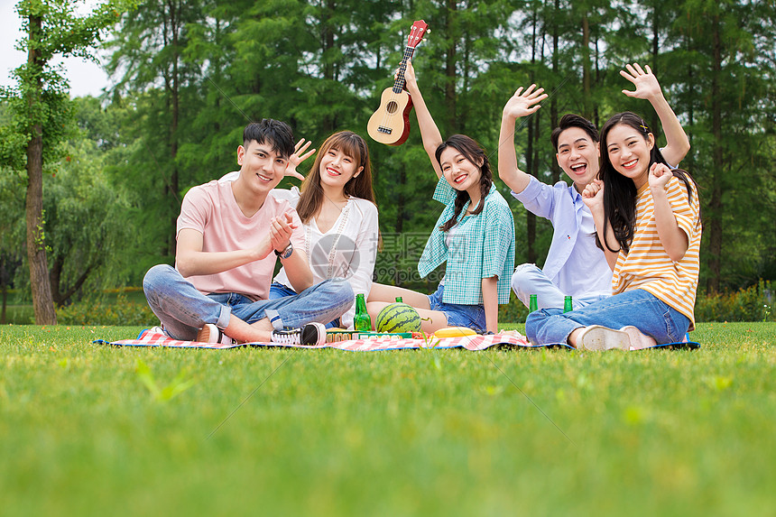 青年大学生户外野餐图片